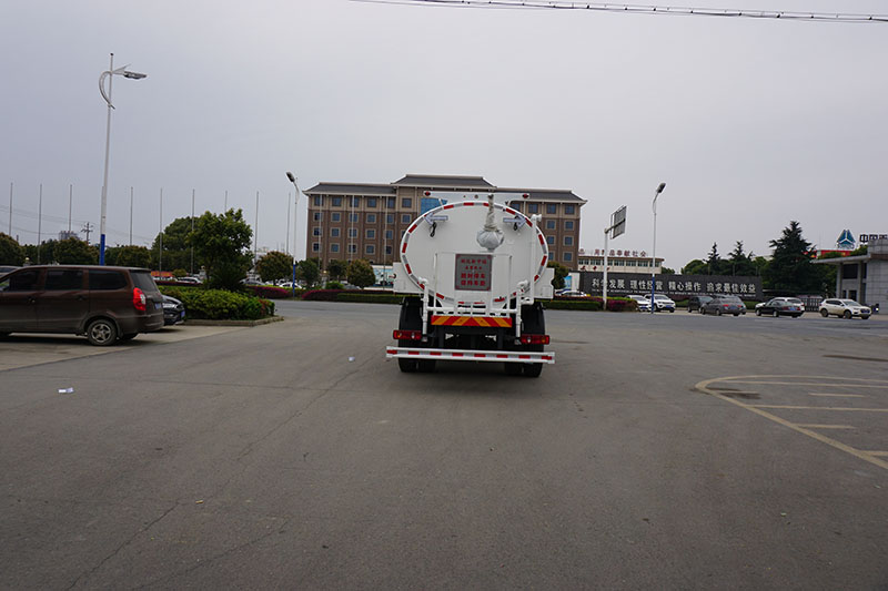 中洁牌XZL5182GSS6型东风天锦洒水车