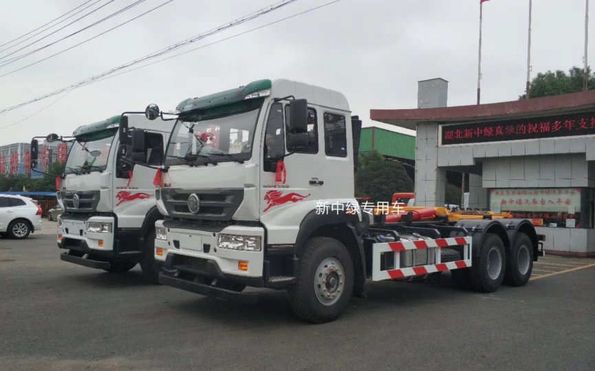 双桥勾臂车 新中绿 可选购多个垃圾箱