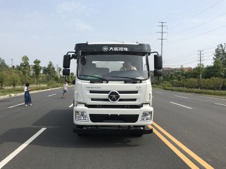 大运风度洒水车