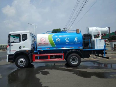 新中绿公司 抑尘车加强道路冲洗 防治扬尘污染.