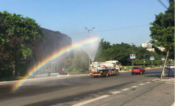 洒水车为路面降温架起美丽彩虹桥