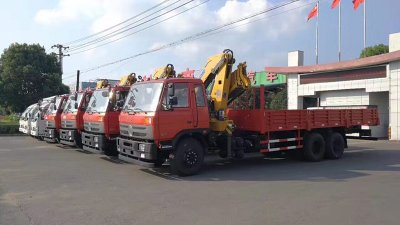 出口随车吊及厢式运输车-安哥拉